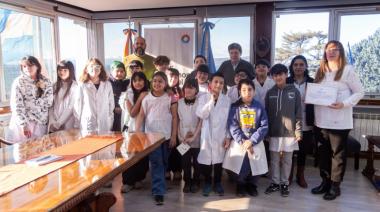 EL GOBERNADOR MELELLA RECIBIÓ EN CASA DE GOBIERNO A ESTUDIANTES DE 5º GRADO DE LA ESCUELA “MONSEÑOR FAGNANO” DE USHUAIA
