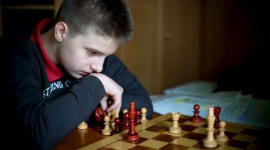 Los beneficios de la práctica del ajedrez: un juego para niños y adultos