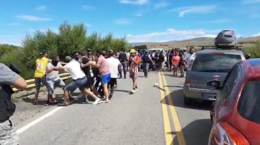 Neuquén: tensión y golpes entre turistas y manifestantes que cortaban una ruta