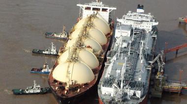 El Gobierno demoró la estrategia judicial para levantar la clausura del buque frenado en Escobar y peligra el abastecimiento de gas en invierno