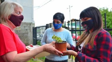 Entrega de presentes a adultos mayores que participaron de las actividades a lo largo del año
