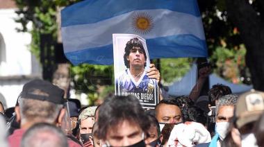 Se entregó el tercer hombre que se había fotografiado con el cadáver de Maradona