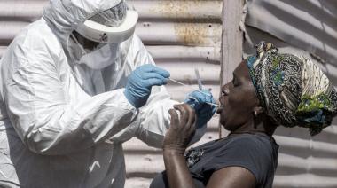 Sudáfrica paga sobreprecios por la vacuna y países de Europa suspenden la vacunación