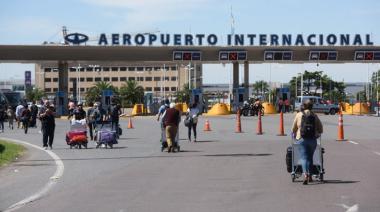 Caos total en Ezeiza por un piquete: los pasajeros deben caminar con su equipaje y los automovilistas rompieron el guardarrail