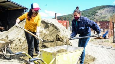 Jóvenes que se capacitan en el CePLA El Palomar visitaron cooperativas de construcción en Ushuaia