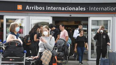Por nuevas cepas, suspenden desde el sábado los vuelos de Brasil, Chile y México
