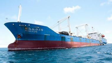 Una flota china clandestina de 340 buques está en Perú y se acerca a Chile para depredar sus recursos marítimos