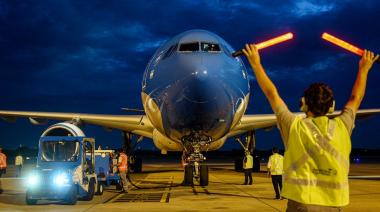 Parte a China el primero de los vuelos para traer más vacunas Sinopharm