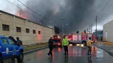 Intensa labor del Municipio para asistir en el incendio de Australtex