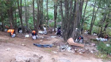 La Municipalidad de Ushuaia realizó jornada de limpieza en El Cañadón
