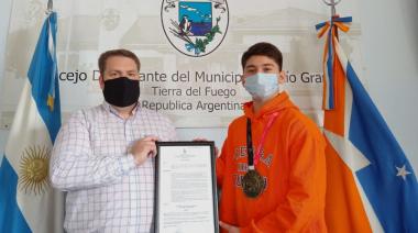 Von der Thusen entregó reconocimiento al luchador Máximo Miranda