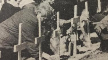 A 30 años del primer viaje de familiares de caídos a Malvinas: emoción, rezos en tumbas desconocidas y el desahogo de llorar a sus muertos