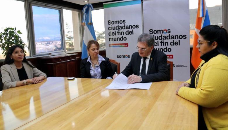 HACIA POLÍTICAS PÚBLICAS CON IDENTIDAD INDÍGENA: FIRMAN CONVENIO PARA GARANTIZAR DERECHOS EN TIERRA DEL FUEGO