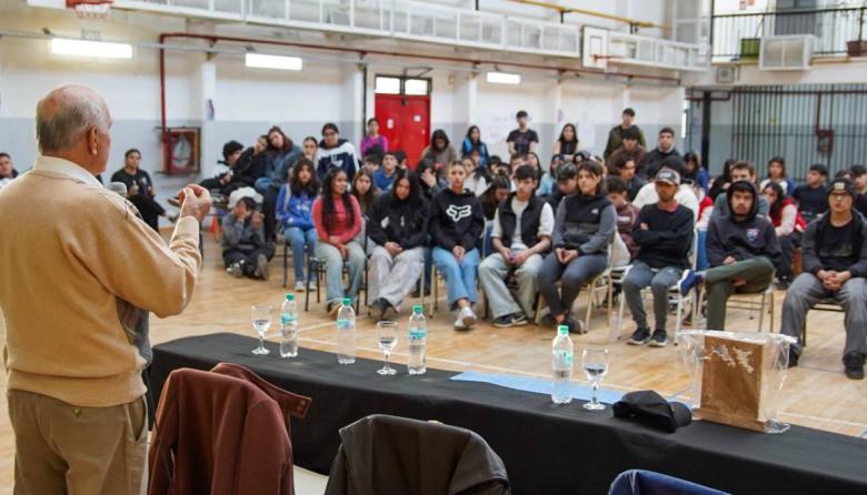 Estudiantes del Trejo Noel compartieron una charla testimonial sobre Malvinas junto al Capitán “Cacha” Arca