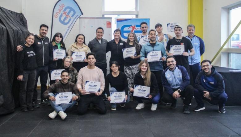 EL GOBIERNO PROVINCIAL ENTREGÓ JUNTO A ENADE ARGENTINA CERTIFICADOS DE PREPARADOR FÍSICO GENERAL Y PERSONAL TRAINER