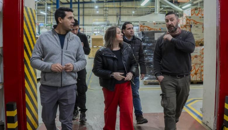 EL GOBIERNO RECORRIÓ JUNTO A TRABAJADORES DE AIRES DEL SUR LA PLANTA QUE SE PREPARA PARA RETOMAR LA PRODUCCIÓN