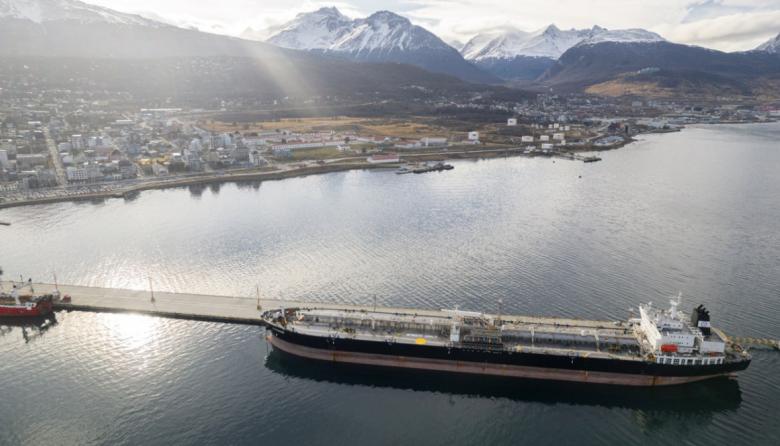 LA PROVINCIA FISCALIZA LA OPERACIÓN DE CARGA DE CRUDO A TRAVES DE LA TERMINAL MARITIMA RIO CULLEN Y CERTIFICA EL ORIGEN DE LA MERCADERIA