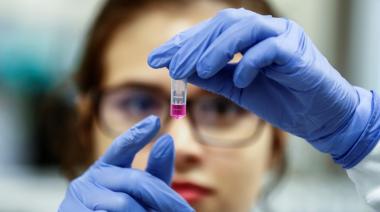 Johnson & Johnson frenó el ensayo de su vacuna contra el coronavirus