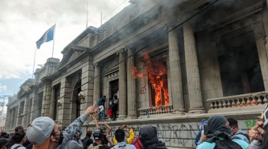 Guatemala: Manifestantes incendian el Congreso y exigen la renuncia del presidente 