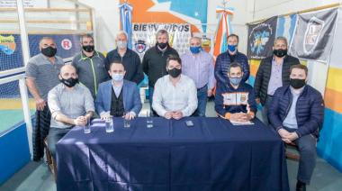 Firma de comodato de terreno al Club "Los Ñires" por 10 años