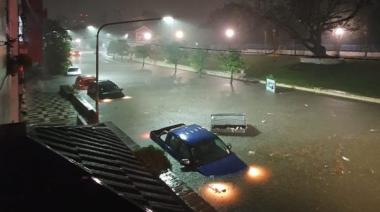 Impresionante temporal en San Miguel de Tucumán: el agua arrastró autos que estaban estacionados en la calle