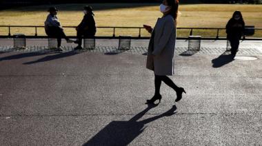 En 2021 no volverá la normalidad: un libro estima cuándo ocurrirá y predice que luego vendrá una era de “sexo licencioso y mucho gasto”