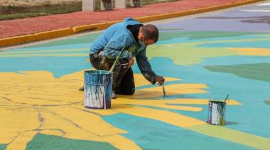 Avanza la intervención artística municipal en la calle interna del Paseo de las Rosas de Ushuaia