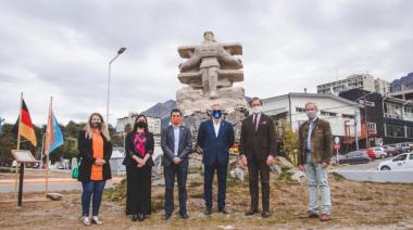 Acto homenaje al pionero de la aviación Ghunter Plüschow donde se contó con la presencia del embajador de Alemania