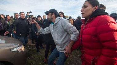 Atacaron a piedrazos la camioneta que transportaba a Alberto Fernández en su recorrida por Chubut