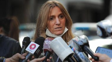 La directora de Migraciones advirtió que "no es momento de hacer turismo fuera del país"