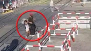 Nuevas imágenes muestran al hombre que se llevó a Maia en la colectora de la autopista hacia Moreno