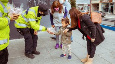 Policía Provincial repartió huevos de pascuas a chicos y chicas de la provincia