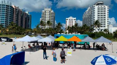 Miami Beach comenzó a vacunar contra el COVID-19 en la playa: “Los esperamos en la arena, hasta que no queden más dosis”