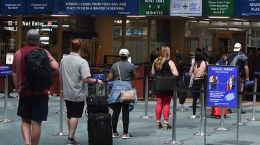 La alta demanda de viajes después de dos años de pandemia colapsa el tráfico aéreo internacional: más de 10 mil vuelos demorados