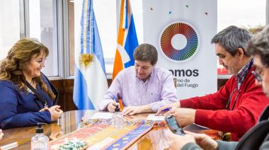 El gobernador firmó contrato de la obra de refuerzo del colector cloacal Maipú que beneficirá a 75 mil vecinos