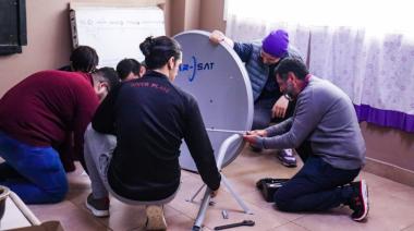 Gobierno junto con ARSAT llevará adelante la instalación de mil kits satelitales para familias e instituciones educativas de la provincia
