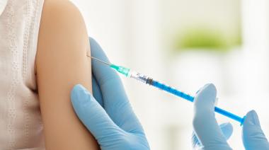 Un estudio reveló que la vacuna de ARN mensajero contra la gripe tiene mayor eficacia que la convencional en adultos sanos