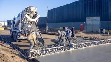 AVANZAN LOS TRABAJOS DE PAVIMENTACIÓN EN DIFERENTES SECTORES DE LA CIUDAD