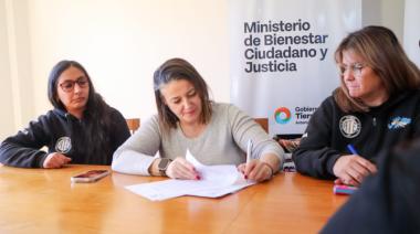 GOBIERNO Y ATE TOLHUIN FIRMARON UN CONVENIO PARA FORTALECER LA DIPLOMATURA UNIVERSITARIA DE ACOMPAÑANTES COMUNITARIAS CONTRA LA VIOLENCIA DE GÉNERO