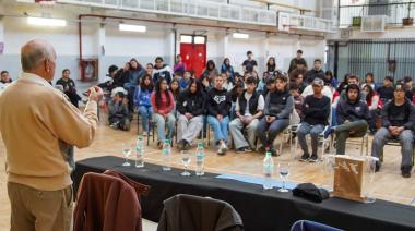 Estudiantes del Trejo Noel compartieron una charla testimonial sobre Malvinas junto al Capitán “Cacha” Arca