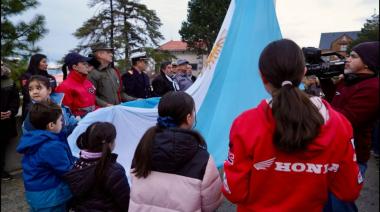 TIERRA DEL FUEGO CONMEMORÓ EL DÍA DE LA BANDERA CON IZAMIENTOS SIMULTÁNEOS EN LAS TRES CIUDADES Y EN LAS BASES ANTÁRTICAS