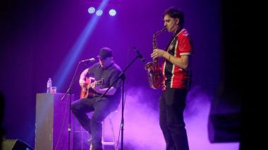 GASPAR BENEGAS PRESENTÓ UN SHOW ACÚSTICO ANTE UN CENTRO CULTURAL ESTHER FADUL REPLETO