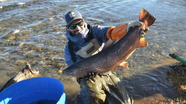 TIERRA DEL FUEGO TRABAJA EN EL REPOBLAMIENTO DE RÍOS Y LAGOS PARA LA TEMPORADA DE PESCA DEPORTIVA