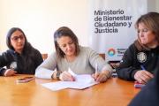GOBIERNO Y ATE TOLHUIN FIRMARON UN CONVENIO PARA FORTALECER LA DIPLOMATURA UNIVERSITARIA DE ACOMPAÑANTES COMUNITARIAS CONTRA LA VIOLENCIA DE GÉNERO
